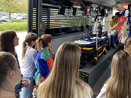 egestudierende der DHBW Heidenheim besichtigen weltweit größten Intensivbus egestudierende der DHBW Heidenheim besichtigen weltweit größten Intensivbus