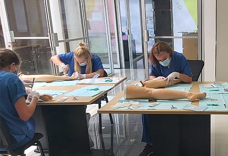 Studierende in Costa Rica Im Simulationscenter lernen die Studentinnen