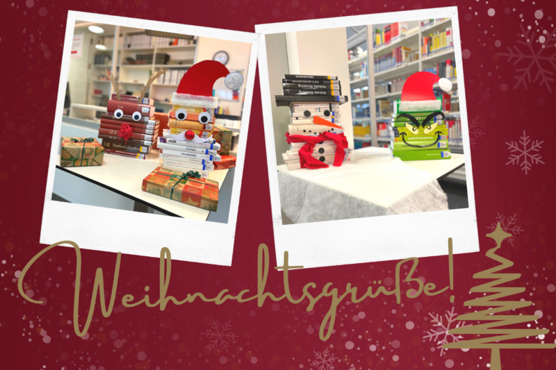 Rote Postkarte mit goldenem Schriftzug "Weihnachtsgrüße" und zwei Bildern, die einen Schneemann aus weißen Büchern, Grinch aus grünen Büchern, ein Rentier aus braunen Büchern und einen Weihnachtsmann aus weißen Büchern zeigen.