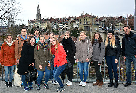 Studierende der Angewandten Gesundheitswissenschaften auf Exkursion in Bern Studierende während ihrer Exkursion in Bern